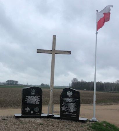 Obecne upamiętnienie wydarzeń z 30 kwietnia 1945 r. w okolicach Dąbrowy-Moczydeł: boju oddziału polskiego podziemia niepodległościowego z okupantami sowieckimi i mordu dokonanego wtedy przez sowietów na Polakach (fot. ze zbiorów autora)