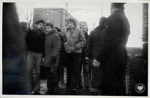 Przed utworzeniem WZZ Wybrzeża. 16 grudnia 1977 r., okolice bramy nr 2 Stoczni Gdańskiej. W drodze na pierwszą po 1971 r. manifestację ku czci zamordowanych przez reżim PRL w grudniu 1970 r. Od lewej: Mariusz Muskat, Bogdan Borusewicz i Błażej Wyszkowski. Zdjęcie wykonane przez służby MSW PRL. Fot. z zasobu IPN