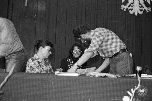 Od lewej: Anna Walentynowicz, Alina Pienkowska oraz Andrzej Gwiazda, kluczowi działacze WZZ Wybrzeża. Zdjęcie wykonane podczas strajku w Stoczni im. W. Lenina w Gdańsku w sierpniu 1980 r. (sala BHP, stół prezydialny kierownictwa strajku). Autor: Stanisław Składanowski. Fot. z zasobu IPN