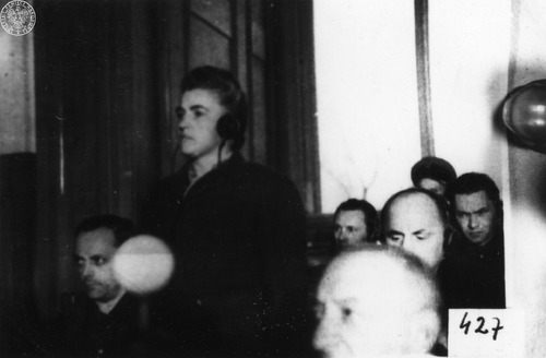 Strażniczka w KL Ravensbrück oraz kierowniczka obozu kobiecego w KL Auschwitz II Birkenau Maria Mandl vel Mandel podczas składania zeznań w czasie procesu byłych członków załogi obozu KL Auschwitz-Birkenau przed Najwyższym Trybunałem Narodowym w Krakowie w 1947 r. (fot. z zasobu AIPN)