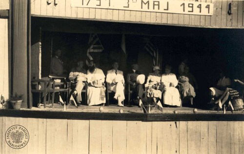 W oczekiwaniu na defiladę. Od lewej siedzą: gen. Neville Godfray Hind – dowódca oddziałów w prowincji Sind, bp Albin von Mildenburg, kierownik Ekspozytury Delegatury MPiOS w Karaczi Zygmunt Rosada, sir Hugh Dow – gubernator prowincji Sind, jego żona lady Annie Dow, arcybiskup Bombaju Thomas d’Esterre Roberts, N.N., 3 maja 1944 r. (fot. z zasobu AIPN)