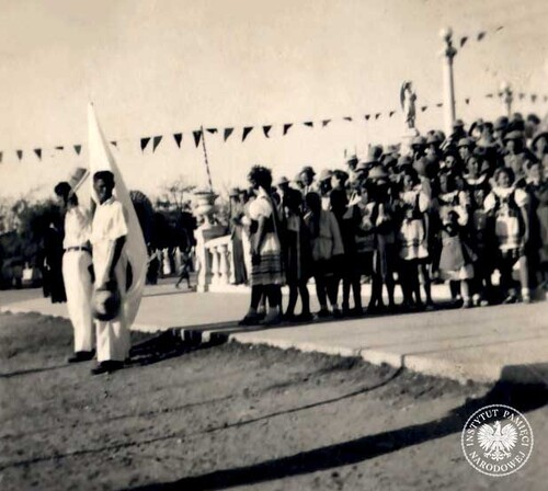 Polskie dzieci i młodzież w strojach ludowych podczas obchodów uchwalenia Konstytucji 3 maja w Karaczi, b.d. (fot. z zasobu AIPN)