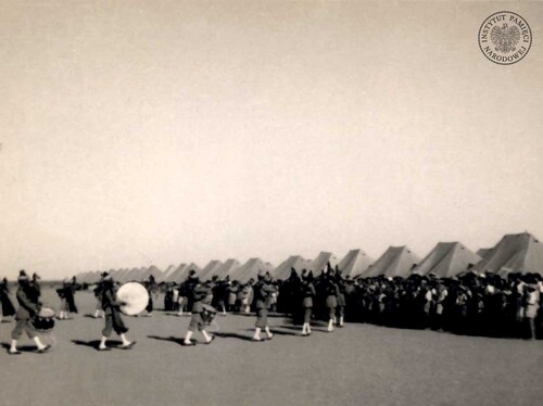 Orkiestra hinduska podczas obchodów uchwalenia Konstytucji 3 maja w Karaczi, 1944 r. (fot. z zasobu AIPN)
