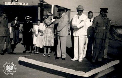 Obchody rocznicy uchwalenia Konstytucji 3 maja w Karaczi. Na pierwszym planie (w białym garniturze i kapeluszu) kierownik Ekspozytury Delegatury MPiOS w Karaczi Zygmunt Rosada, 3 maja 1945 r. (fot. z zasobu AIPN)