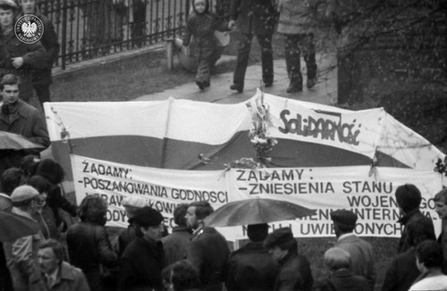 Akcja protestacyjna, która odbyła się dnia 1 maja 1982 roku przy krzyżu misyjnym koło katedry w Koszalinie (fot. z zasobu IPN)