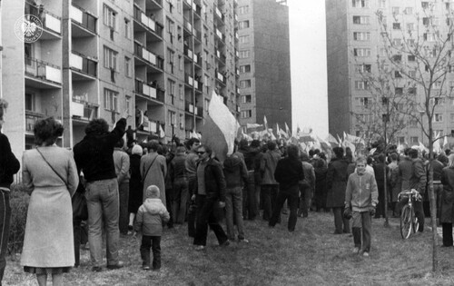 Manifestacja w dniu 1 maja 1982 r. w Gdańsku. Widok na plac między blokami mieszkalnymi na osiedlu Zaspa w Gdańsku. Tłum manifestantów pod oknami mieszkania Lecha Wałęsy. Gdańsk, 1 maja 1982 r. (fot. z zasobu IPN)