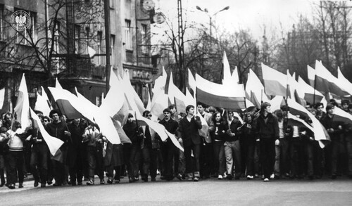 Demonstracja 1 Maja 1982 roku w Gdyni. Czoło manifestacji idącej prawdopodobnie ul. 10 lutego w Gdyni (fot. z zasobu IPN)