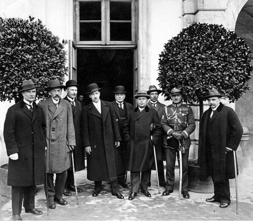 Członkowie pierwszego rządu Józefa Piłsudskiego po zaprzysiężeniu 2 października 1926 r. Od lewej: Karol Niezabytowski, Jędrzej Moraczewski, minister komunikacji Paweł Romocki, Eugeniusz Kwiatkowski, Gabriel Czechowicz, Stanisław Jurkiewicz, Witold Staniewicz, Felicjan Sławoj Składkowski, Aleksander Meysztowicz (fot. z zasobu NAC)