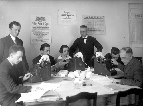 Liczenie głosów podczas wyborów do Senatu w 1928 roku w Warszawie (fot. z zasobu NAC)