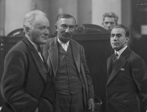 Oskarżeni w tzw. procesie brzeskim: Kazimierz Bagiński, Wincenty Witos i Herman Lieberman podczas przerwy w trakcie rozprawy toczącej się w Sądzie Okręgowym w Warszawie (fot. z zasobu NAC)