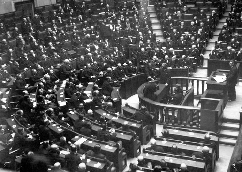 Wybór prezydenta RP przez Zgromadzenie Narodowe. Widoczny moment składania głosów do urny, 8 maja 1933 r. (fot. z zasobu NAC)