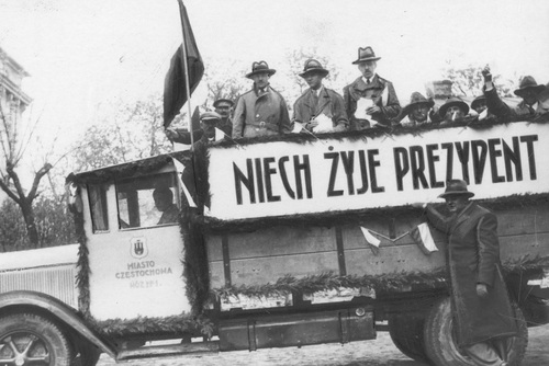 Samochód agitacyjny na ulicach Częstochowy z flagami i napisem na cześć prezydenta Ignacego Mościckiego, maj 1933 r. (fot. z zasobu NAC)