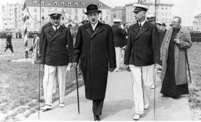 Obchody Święta Morza w Gdyni, 1937 r. Od lewej do prawej: komisarz Rządu w Gdyni Stefan Sokół, wicepremier i minister skarbu Eugeniusz Kwiatkowski, wojewoda pomorski Władysław Raczkiewicz (fot. NAC)
