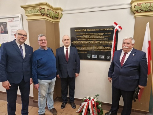 Odsłonięcie tablicy upamiętniającej strajk Niezależnego Zrzeszenia Studentów z 1981 roku – Zielona Góra, 10 grudnia 2024 r. W uroczystości zorganizowanej w budynku Wydziału Prawa i Administracji Uniwersytetu Zielonogórskiego udział wzięli uczestnicy wydarzeń z listopada i grudnia 1981 r. (fot. IPN)