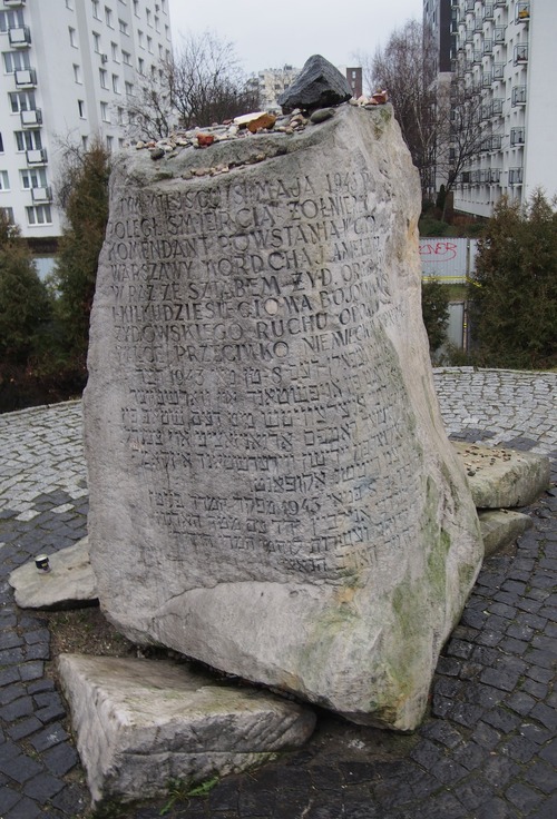 Obelisk na szczycie Kopca Powstańców Warszawskiego Getta (Kopca Anielewicza), 13 III 2023 r. (fot. Wojciech Kujawa)