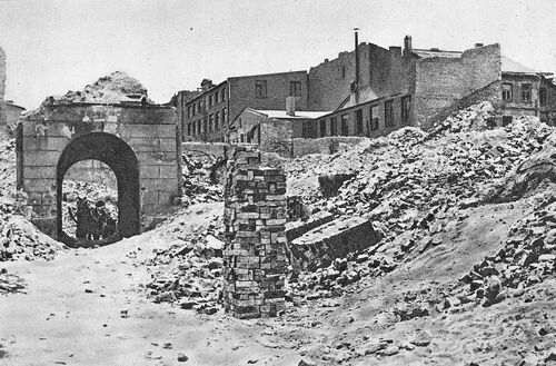 Ruiny kamienicy przy Twardej 22, 1945 r. (fot. domena publiczna)