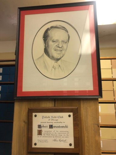 Zdjęcie przedstawiające Roberta Lewandowskiego i przyznany mu dyplom przez Polish Arts Club of Chicago. Wnętrze Centralnego Archiwum Polonii Amerykańskiej, Polska Misja w Orchald Lake. (Fot. M. Kwaśniak, 2018 r.)