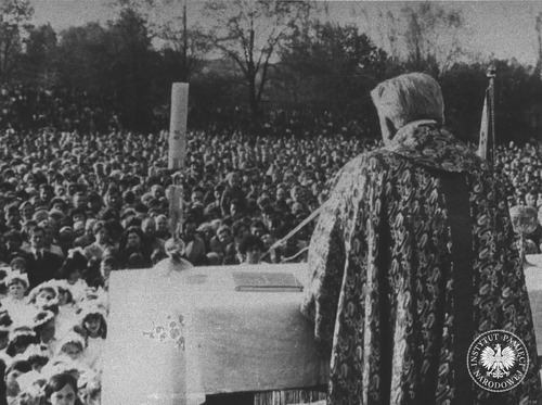 Msza święta w intencji zdrowia Jana Pawła II po zamachu na jego życie odprawiana na stadionie KS Ruch Skarżysko przez ks. Tadeusza Stańkowskiego, proboszcza parafii św. Józefa Oblubieńca w Skarżysku-Kamiennej. Skarżysko-Kamienna, 1981 r. (fot. z zasobu AIPN)