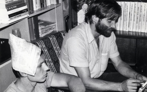 M. Adamkiewicz po wyjściu z więzienia. Zdjęcie zrobione w mieszkaniu T. Wacko (w czapce z gazety), Wrocław lato 1987 r. (fot. Archiwum Marka Adamkiewicza)