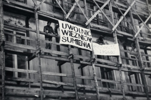 Pierwszy „ruszting” w obronie osób więzionych z powodu odmowy pełnienia służby lub złożenia przysięgi wojskowej na ul. Floriańskiej 43, Kraków 30 IX 1987, Na rusztowaniu od lewej: R. Huget i D. Rupiński (fot. ArRH)