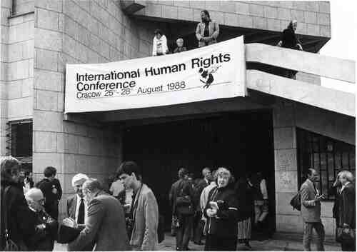 Międzynarodowa Konferencja Praw Człowieka w Mistrzejowicach w dniach 25-28 VIII 1988 r., Kraków-Nowa Huta 26 VIII 1988 r., wejście główne do kościoła (fot. AIPN)