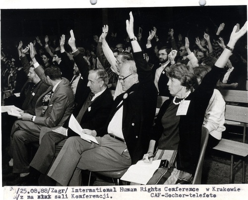 Głosowanie podczas Międzynarodowej Konferencji Praw Człowieka w Mistrzejowicach, Kraków-Nowa Huta 26 VIII 1988 r. Na zdjęciu widoczni m.in.: w pierwszym rzędzie drugi od lewej Z. Romaszewski (odwrócony), trzeci od lewej M. Hammond, przedstawiciel Senatu USA, w głębi M. Adamkiewicz (w okularach) (fot. AIPN)