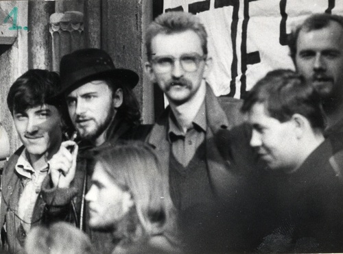Wiec AS WiP i NZS przed Collegium Novum UJ 11 X 1988 r. Przemawia M. Kurzyniec. Po jego lewej stronie stoi M. Mamoń, po prawej kolejno: P. Hertig i J. Rojek; na pierwszym planie w długich włosach R. Młynarczyk (fot. AIPN)