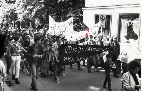 W pochodzie pod Konsulat V 1989, Na czele pochodu od lewej: M. Mamoń (w czarnej marynarce), J. Rojek w swetrze, R. Huget (niesie transparent); na drugim planie A. Borysławski i R. Młynarczyk (fot. AIPN)