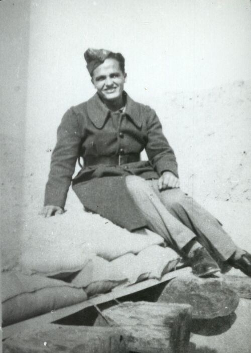 Stefan Drouet na fotografii ze zbioru przekazanego do Oddziałowego Archiwum IPN w Poznaniu w ramach projektu „Archiwum Pełne Pamięci” przez Elżbietę Drouet (zbiór fotografii dot. „Moich wojennych wspomnień 1939-1945” Stefana Droueta, część 1 i 2)