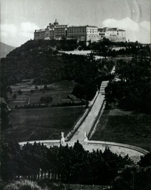 Klasztor na Monte Cassino na fotografii ze zbioru przekazanego do Oddziałowego Archiwum IPN w Poznaniu w ramach projektu „Archiwum Pełne Pamięci” przez Elżbietę Drouet (zbiór fotografii dot. „Moich wojennych wspomnień 1939-1945” Stefana Droueta, część 1 i 2)