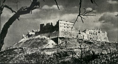 Ruiny klasztoru na Monte Cassino na fotografii ze zbioru przekazanego do Oddziałowego Archiwum IPN w Poznaniu w ramach projektu „Archiwum Pełne Pamięci” przez Elżbietę Drouet (zbiór fotografii dot. „Moich wojennych wspomnień 1939-1945” Stefana Droueta, część 1 i 2)