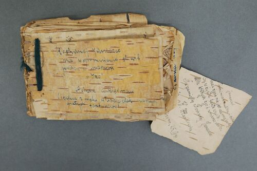 Pamiętnik wykonany z kory brzozowej z 1941 r. (18 kart, 17 zapisanych stron) ze zbiorów rodzinnych przekazanych do Archiwum IPN przez Krystynę Krzeczkowską (fot. Mikołaj Bujak/IPN)