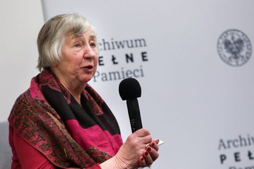 Krystyna Krzeczkowska podczas konferencji prasowej dotyczącej przekazania do Archiwum IPN pamiątek rodziny Krzeczkowskich – Warszawa, 17 lutego 2023 r. (fot. Mikołaj Bujak/IPN)