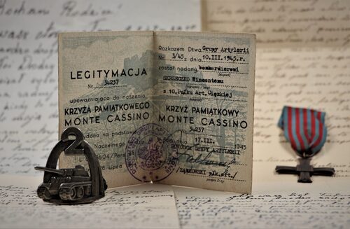 Krzyż Monte Cassino, legitymacja i pamiątkowa odznaka 2 Warszawskiej Dywizji Pancernej 2 Korpusu PSZ na Zachodzie (ze zbiorów rodzinnych przekazanych do Archiwum IPN przez Leokadię Skreczko)