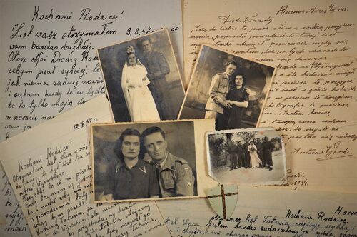 Pamiątkowe zdjęcia ślubne z żołnierzami  (ze zbiorów rodzinnych przekazanych do Archiwum IPN przez Leokadię Skreczko)