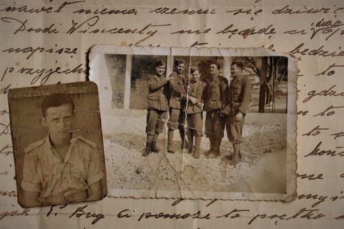 Zdjęcie legitymacyjne W. Skreczki. Żołnierze 2 KP we Włoszech  (ze zbiorów rodzinnych przekazanych do Archiwum IPN przez Leokadię Skreczko)