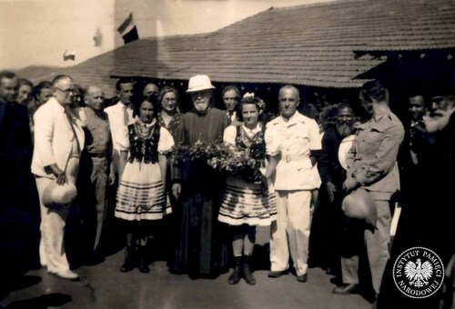 Wizytacja abp. Henryka Doeringa w parafii pw. św. Andrzeja Boboli w Osiedlu Polskim w Valivade. Na zdjęciu widoczni są: ks. Jan Przybysz (pierwszy od lewej), Zdzisław Żerebecki (trzeci od lewej), Michał Goławski (piąty od prawej) i Władysław Jagiełłowicz (trzeci od prawej), 1944 r. (fot. z zasobu IPN)