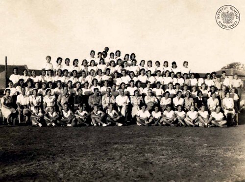 Michał Goławski (siedzi w środku drugiego rzędu) z uczestnikami zawodów sportowych zorganizowanych w Osiedlu Polskim w Valivade, b.d. (fot. z zasobu IPN))