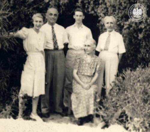 Rodzina Goławskich w Osiedlu Polskim w Valivade. Stoją od lewej: Maria Goławska, Michał Goławski, Andrzej Goławski, Jan Nowicki, siedzi: Zofia Goławska, b.d. (fot. z zasobu IPN)