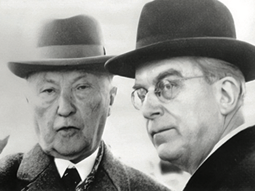 Pierwszy kanclerz RFN Konrad Adenauer i jego bliski współpracownik, sekretarz stanu Hans Globke, 1961 r.