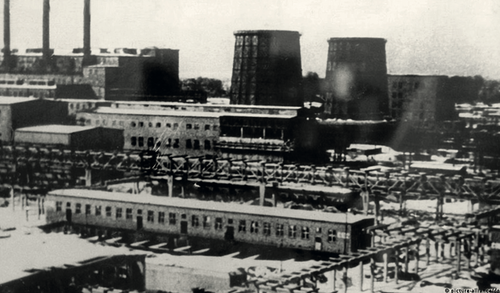 Widok na należącą do IG Farben wytwórnię syntetycznego kauczuku w Monowitz, niedaleko Auschwitz (Monowitz-Buna, Auschwitz III)