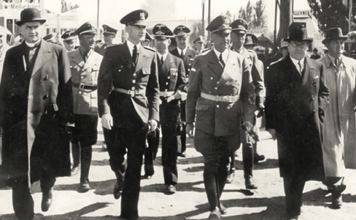 Minister spraw wewnętrznych Rzeszy Wilhelm Frick (w pierwszym rzędzie, trzeci od lewej), za nim (w drugim rzędzie w środku) Hans Globke, Bratysława, 1941 r. (fot. Wikipedia)