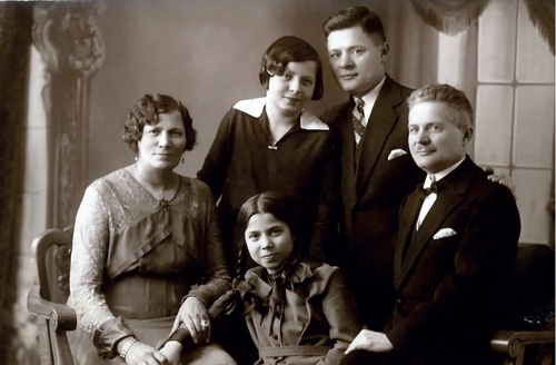 Rodzina Węgierskich. Od lewej siedzą: Leokadia, Wanda, Jan. Stoją: Janina, Kazimierz. Fot. ze zbiorów Marka Paradeckiego