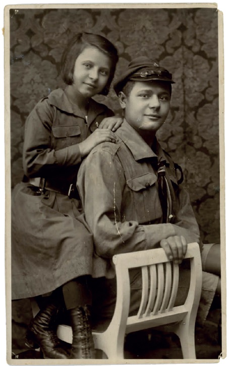 Janina i Kazimierz Węgierscy w mundurkach harcerskich. Fot. ze zbiorów Marka Paradeckiego