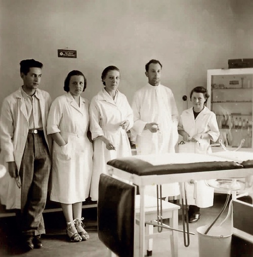 Personel medyczny Miejskiego Ośrodka Zdrowia we Włochach. Janina Węgierska pierwsza od prawej, lipiec 1940 r. Fot. ze zbiorów Marka Paradeckiego