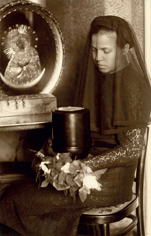 Wanda Węgierska z urną zawierającą prochy ojca, maj 1940 r. Fot. ze zbiorów Marka Paradeckiego