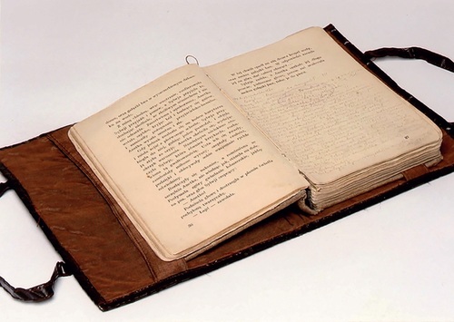 Powieść Romaina Rollanda <i>Dusza zaczarowana, t. 1: Anetka i Sylwia</i> i jednocześnie pamiętnik więzienny Wandy Węgierskiej. Fot. ze zbiorów Marka Paradeckiego