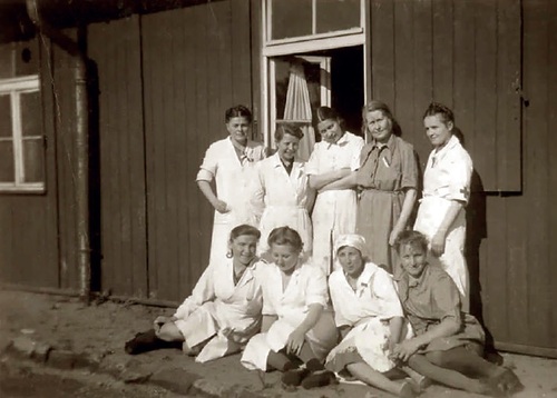 Więźniarki KL Ravensbrück wkrótce po wyzwoleniu obozu. Stoją od lewej: Antonina Węgierska, Janina Węgierska, maj 1945 r. Fot. ze zbiorów Marka Paradeckiego