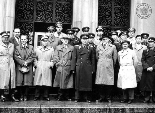 Gen. Józef Kuropieska (pierwszy od lewej) z delegacją Chińskiej Republiki Ludowej z wizytą w Kombinacie Metalurgicznym Huty im. Lenina w Krakowie, 1958 r. Fotografia z albumu pt. „Huta im. Lenina”, zawierającego zdjęcia z oficjalnych wizyt delegacji państwowych i innych odwiedzających zakład w latach 1954-1969, którego kopia cyfrowa została przekazana do zasobu Instytutu Pamięci Narodowej przez p. Jerzego Sokołowskiego w ramach projektu Archiwum Pełne Pamięci (fot. z zasobu IPN)