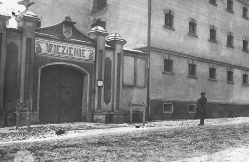 Fragment budynku z bramą wejściową do więzienie w Piotrkowie Trybunalskim, 1931 r. (fot. z zasobu NAC)